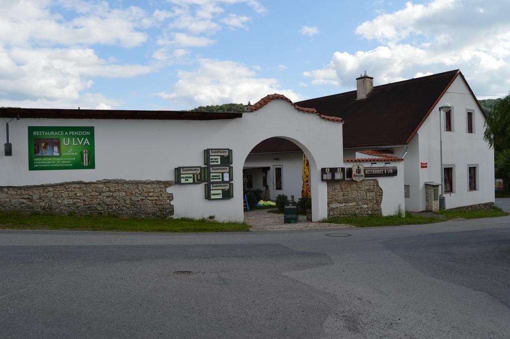 Restaurace A Penzion U Lva كارلستين المظهر الخارجي الصورة