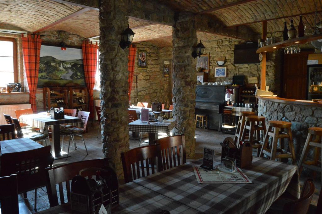 Restaurace A Penzion U Lva كارلستين المظهر الخارجي الصورة