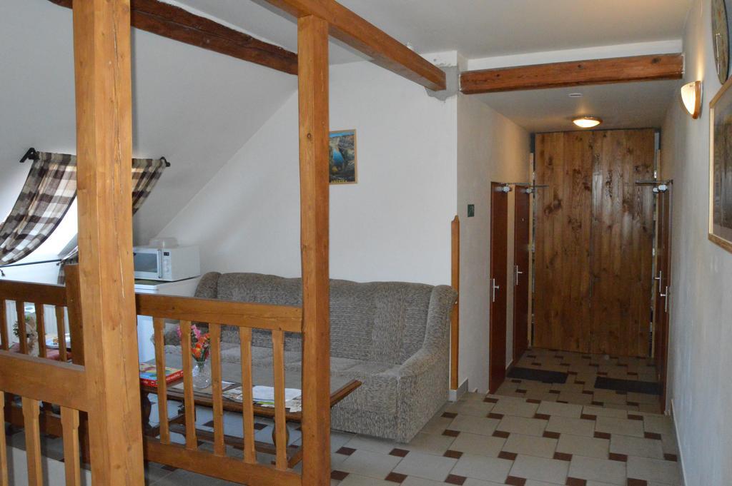 Restaurace A Penzion U Lva كارلستين المظهر الخارجي الصورة