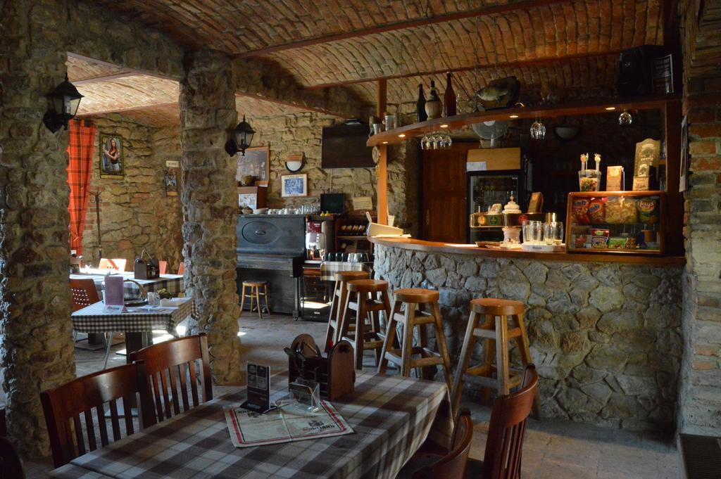 Restaurace A Penzion U Lva كارلستين المظهر الخارجي الصورة