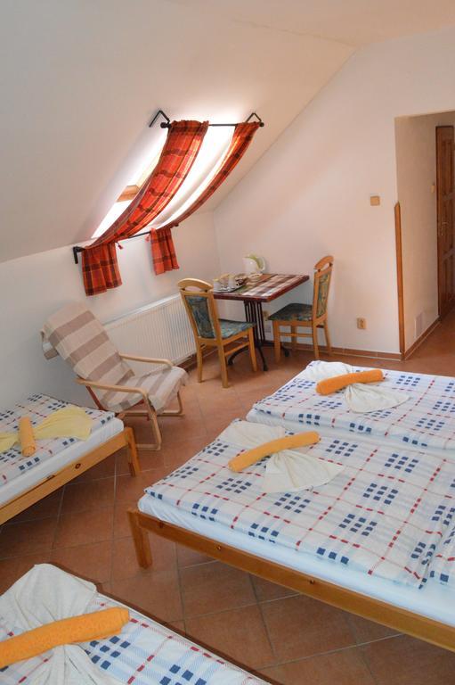 Restaurace A Penzion U Lva كارلستين المظهر الخارجي الصورة
