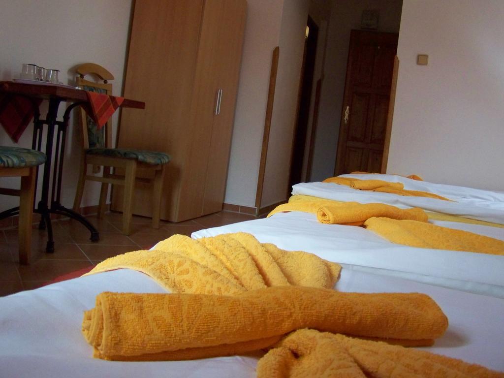 Restaurace A Penzion U Lva كارلستين المظهر الخارجي الصورة
