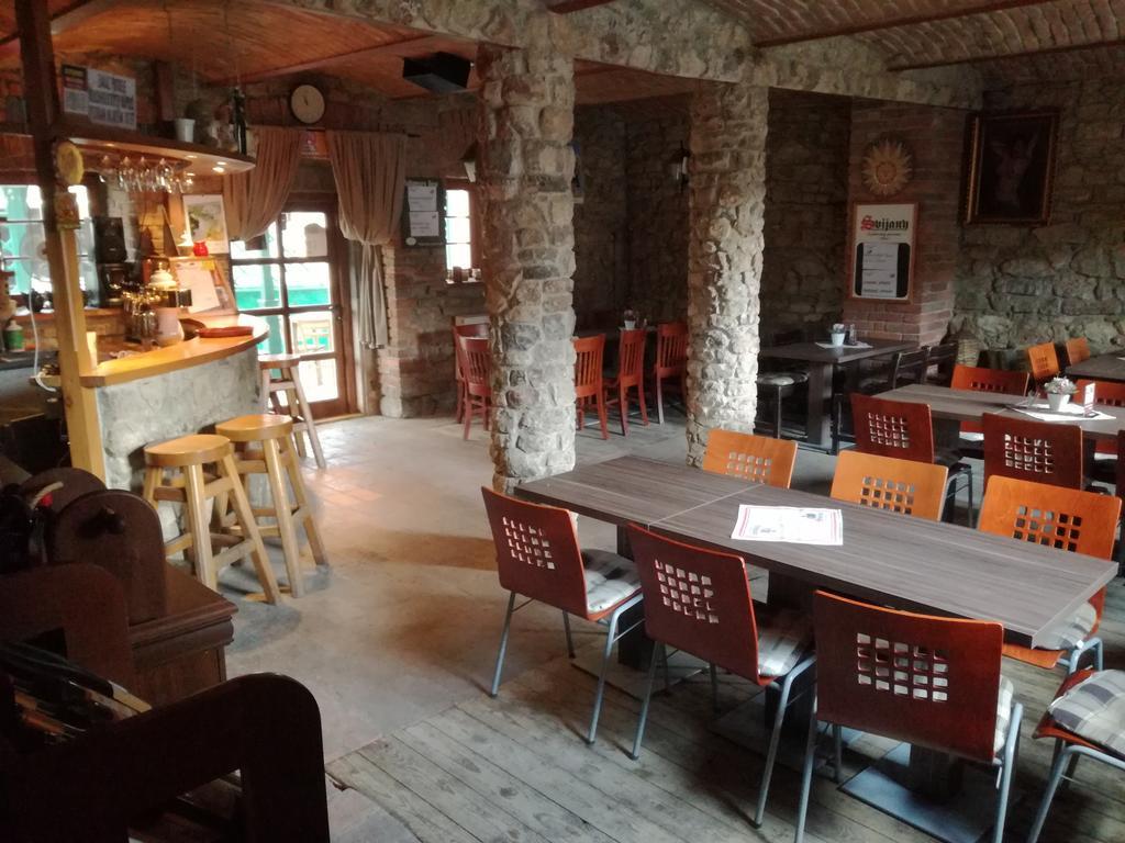 Restaurace A Penzion U Lva كارلستين المظهر الخارجي الصورة