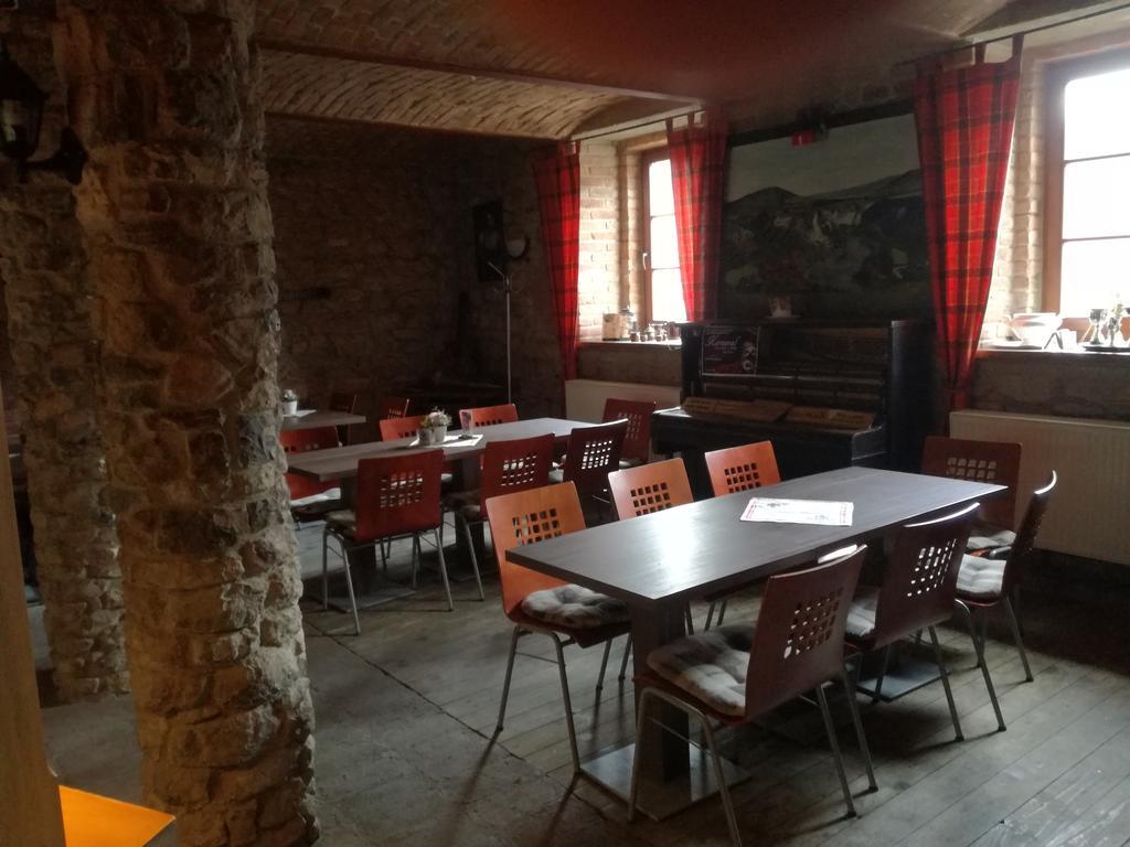Restaurace A Penzion U Lva كارلستين المظهر الخارجي الصورة