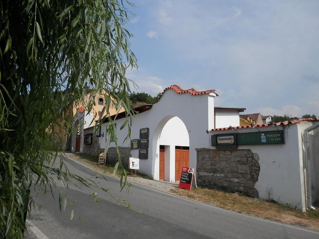 Restaurace A Penzion U Lva كارلستين المظهر الخارجي الصورة