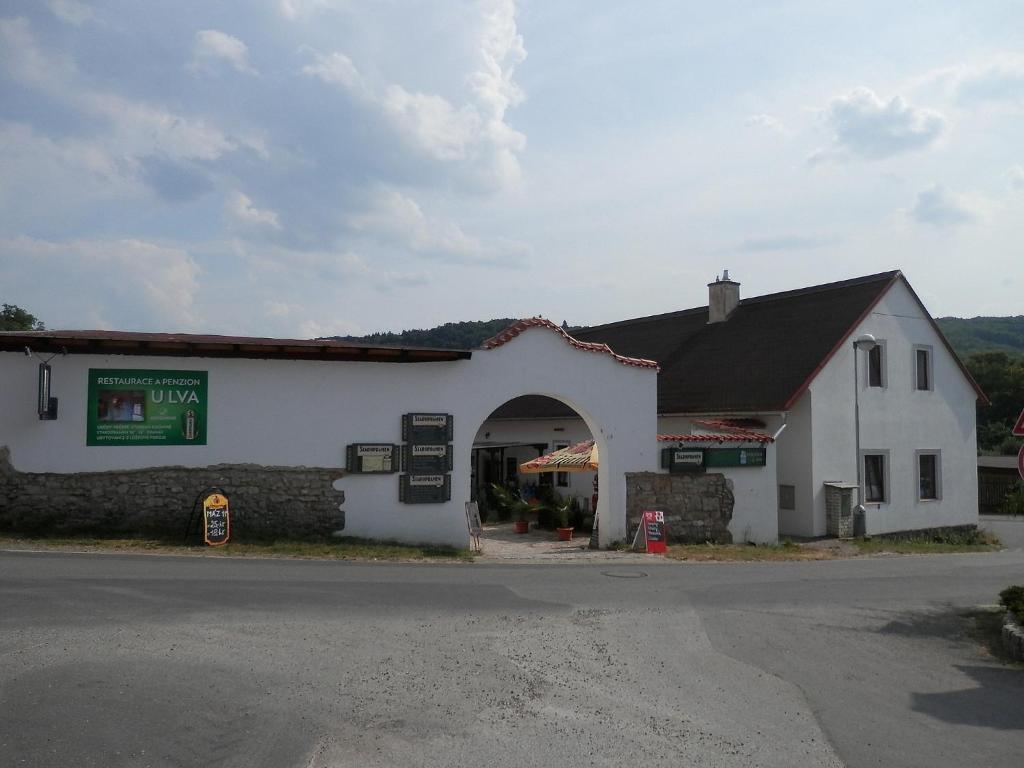 Restaurace A Penzion U Lva كارلستين المظهر الخارجي الصورة