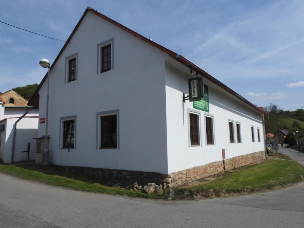 Restaurace A Penzion U Lva كارلستين المظهر الخارجي الصورة