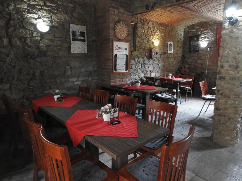 Restaurace A Penzion U Lva كارلستين المظهر الخارجي الصورة