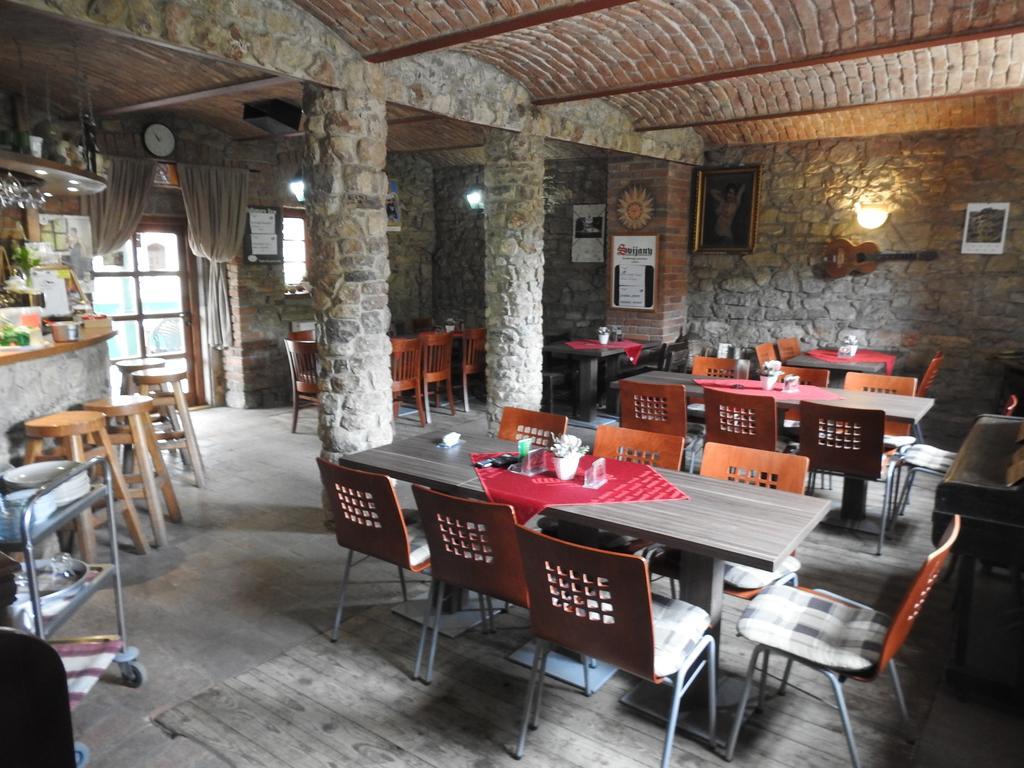 Restaurace A Penzion U Lva كارلستين المظهر الخارجي الصورة