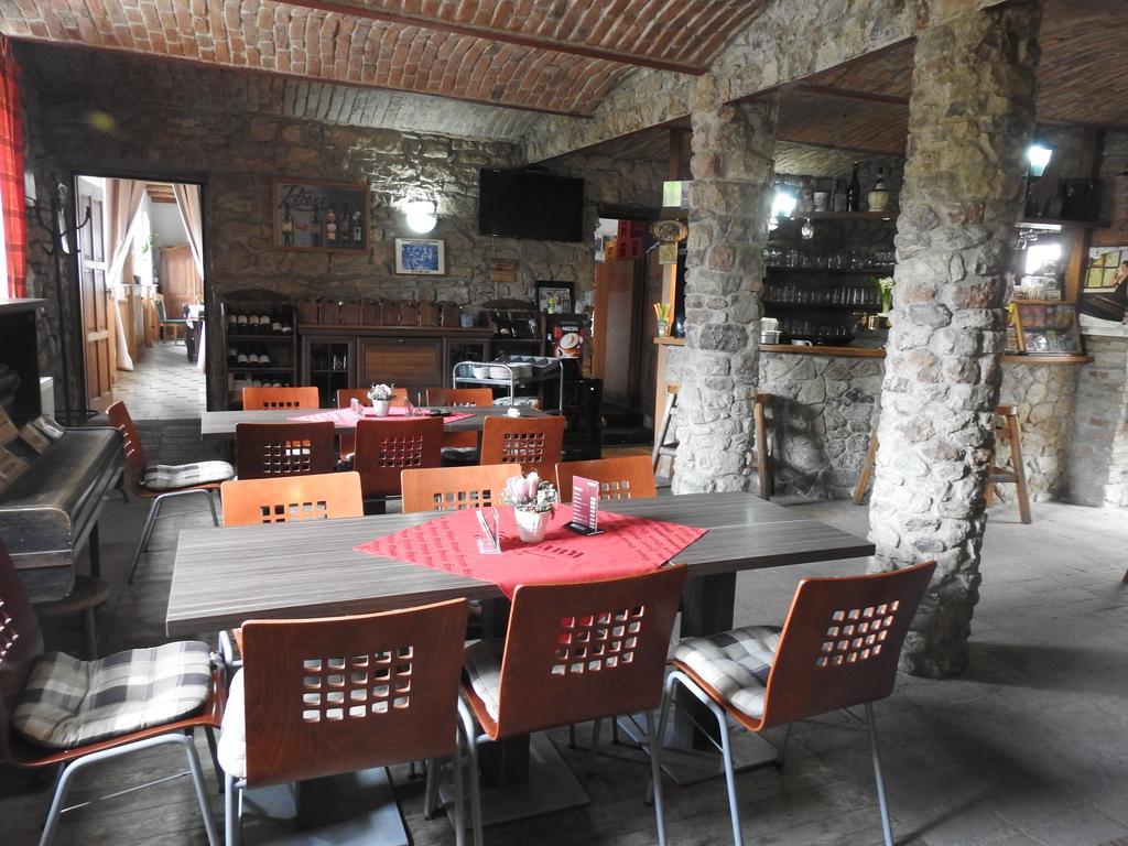 Restaurace A Penzion U Lva كارلستين المظهر الخارجي الصورة