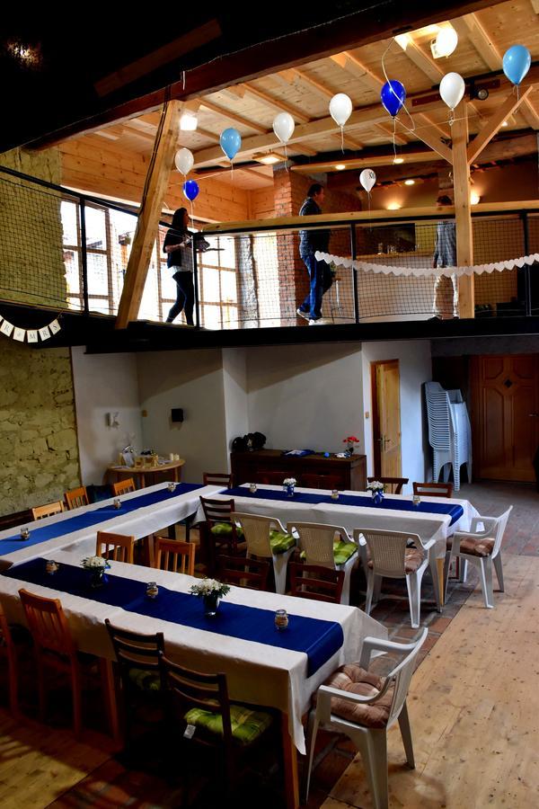 Restaurace A Penzion U Lva كارلستين المظهر الخارجي الصورة