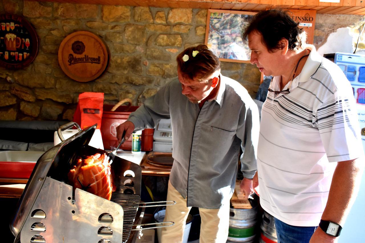 Restaurace A Penzion U Lva كارلستين المظهر الخارجي الصورة