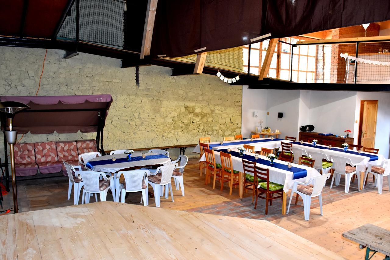 Restaurace A Penzion U Lva كارلستين المظهر الخارجي الصورة