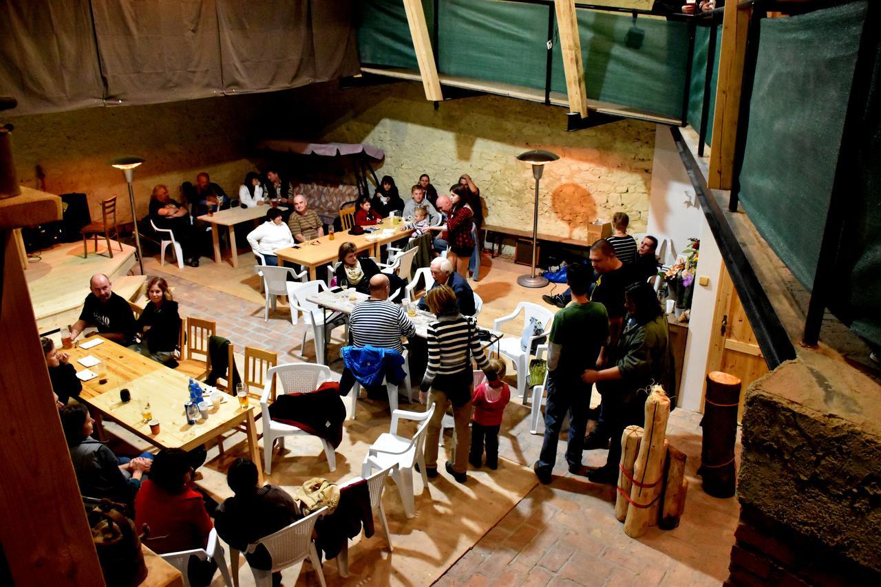 Restaurace A Penzion U Lva كارلستين المظهر الخارجي الصورة